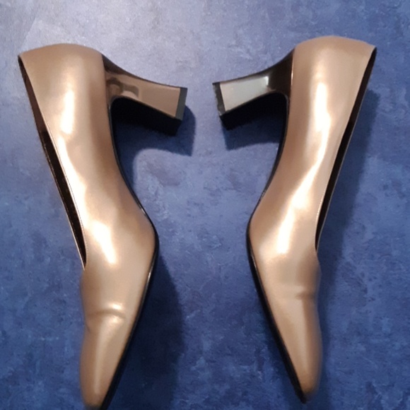 Salvatore Ferragamo gold leather pumps 7.5 - Picture 3 of 8